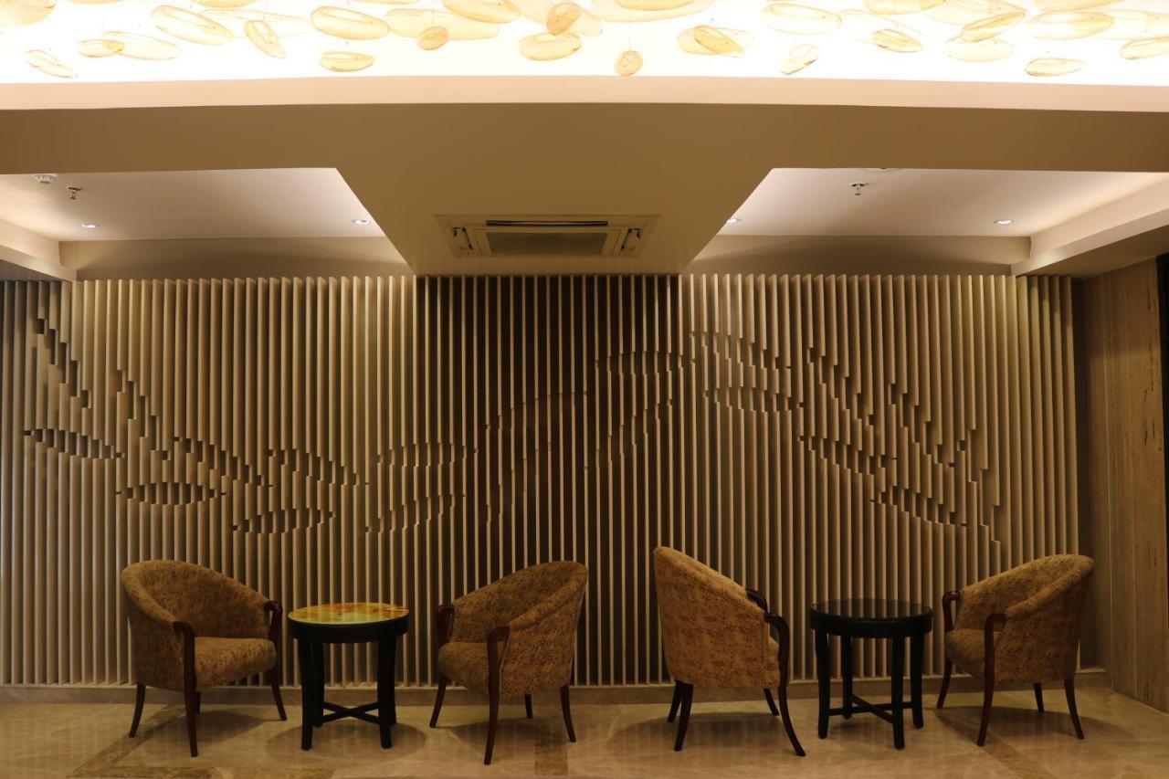Hotel Solitaire Chinhat Exterior foto